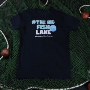 „The Big Fish Lake“ T-Shirt – International Edition